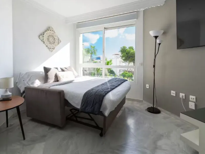Beautiful, fully furnished and equipped studio apartment located in an iconic Marbella building, just steps from the beach in the town center and its promenade. South-facing, it has a total built area of ​​52 m². The layout includes an entrance hall, sepa