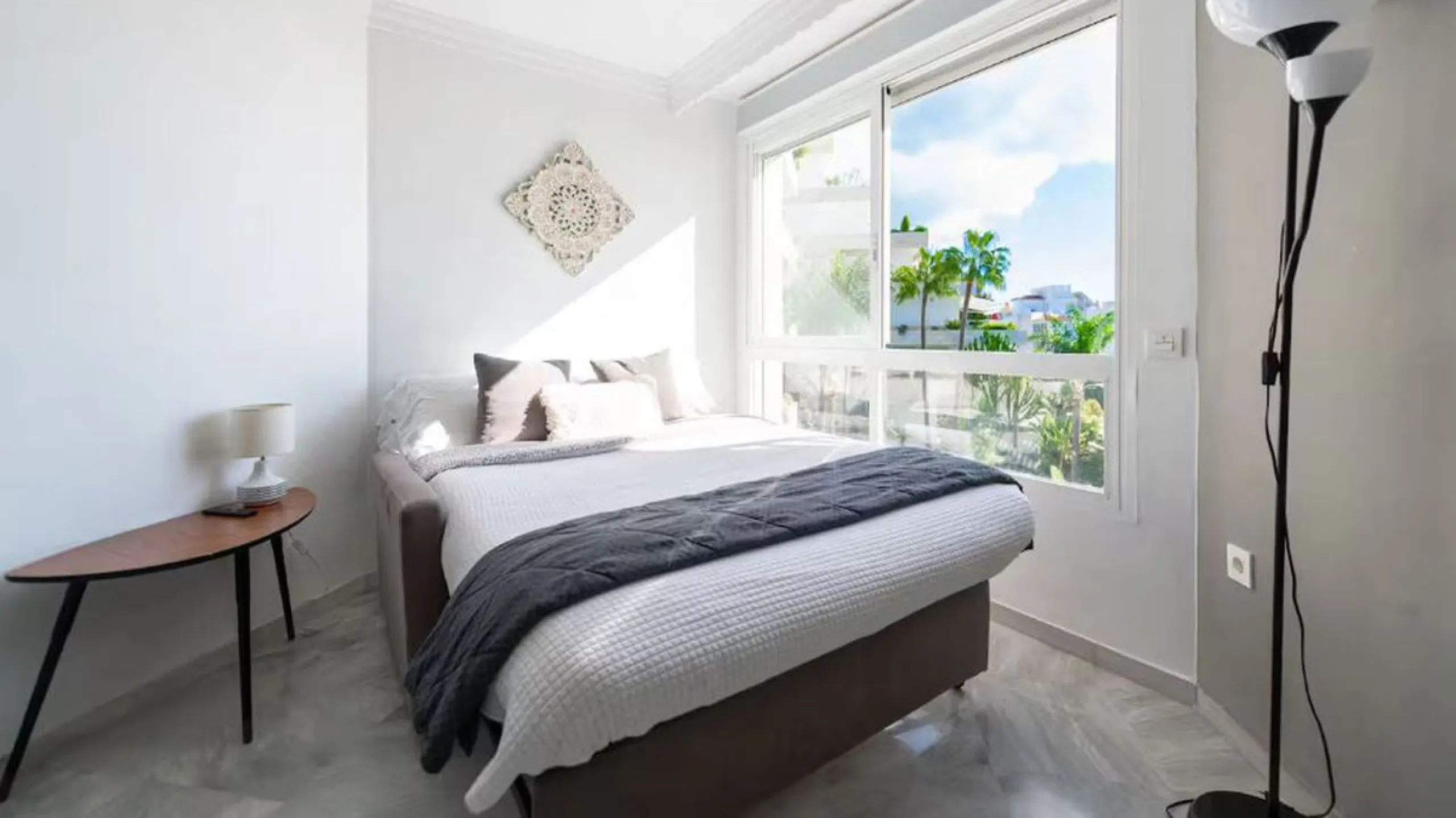 Beautiful, fully furnished and equipped studio apartment located in an iconic Marbella building, just steps from the beach in the town center and its promenade. South-facing, it has a total built area of ​​52 m². The layout includes an entrance hall, sepa