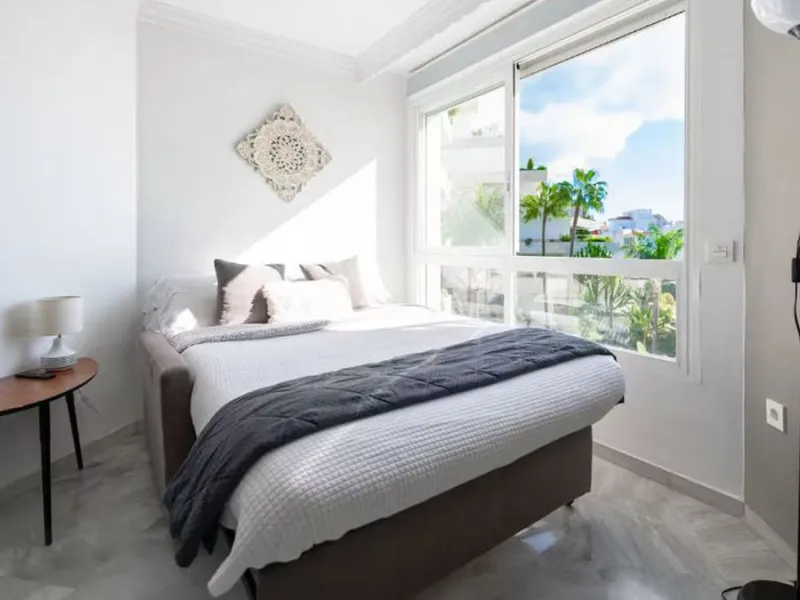 Beautiful, fully furnished and equipped studio apartment located in an iconic Marbella building, just steps from the beach in the town center and its promenade. South-facing, it has a total built area of ​​52 m². The layout includes an entrance hall, sepa
