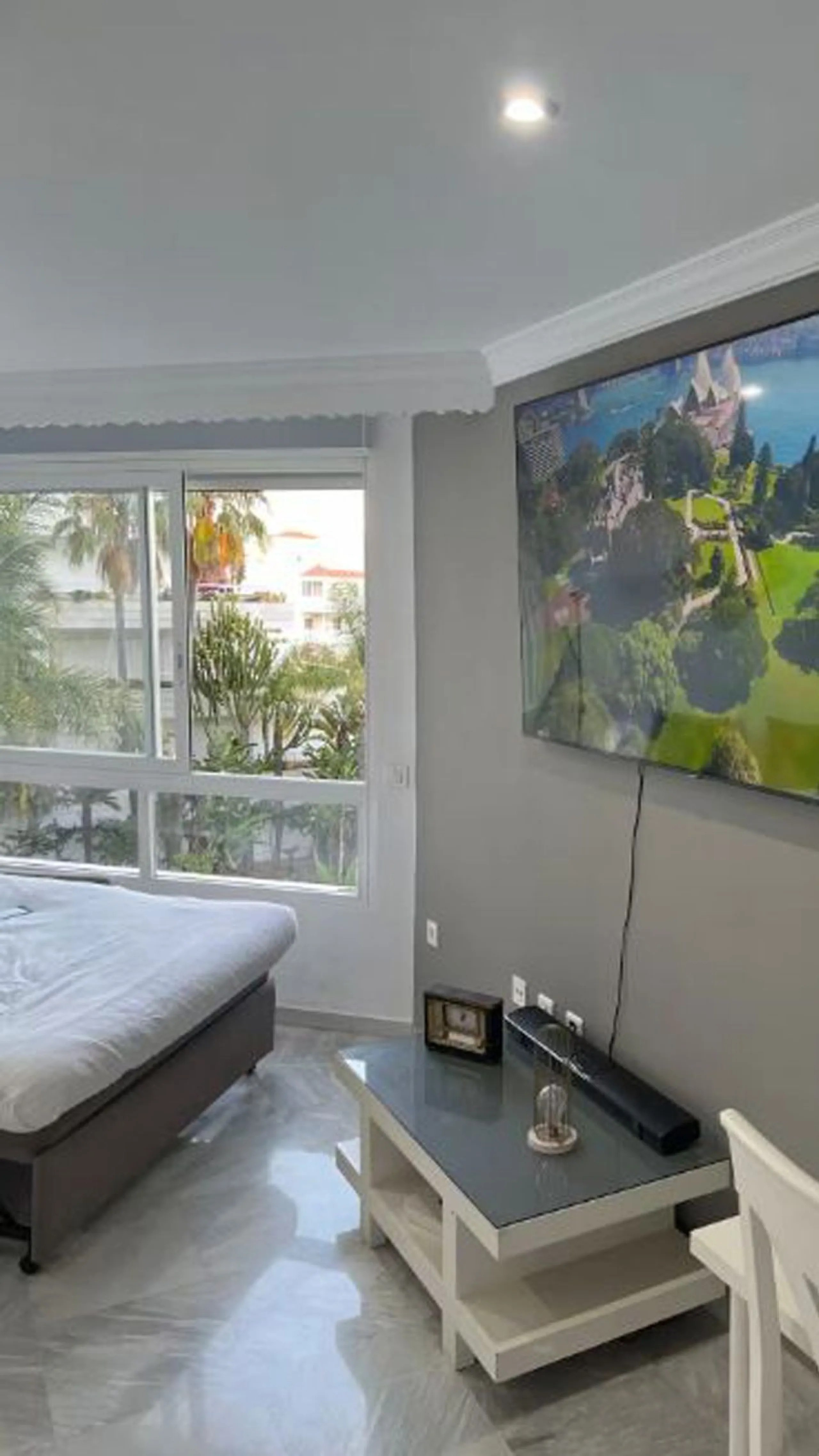 Beautiful, fully furnished and equipped studio apartment located in an iconic Marbella building, just steps from the beach in the town center and its promenade. South-facing, it has a total built area of ​​52 m². The layout includes an entrance hall, sepa
