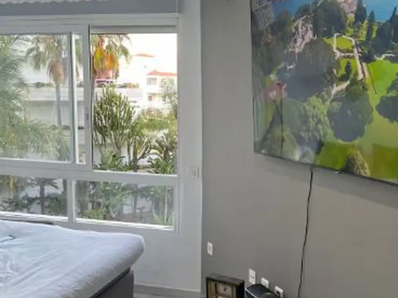 Beautiful, fully furnished and equipped studio apartment located in an iconic Marbella building, just steps from the beach in the town center and its promenade. South-facing, it has a total built area of ​​52 m². The layout includes an entrance hall, sepa