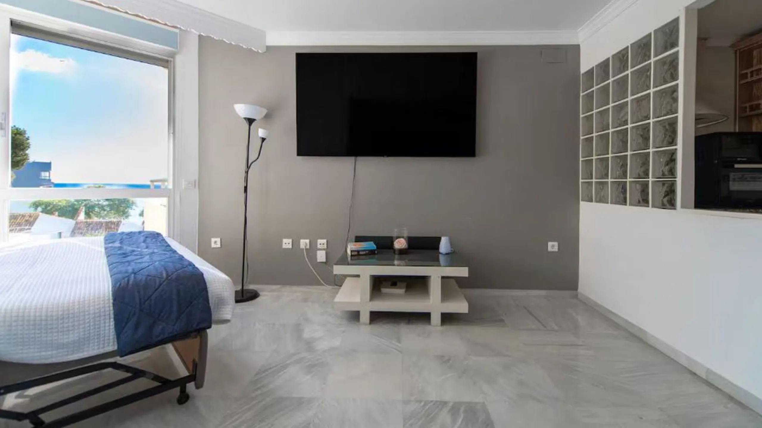Beautiful, fully furnished and equipped studio apartment located in an iconic Marbella building, just steps from the beach in the town center and its promenade. South-facing, it has a total built area of ​​52 m². The layout includes an entrance hall, sepa