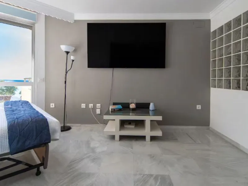 Beautiful, fully furnished and equipped studio apartment located in an iconic Marbella building, just steps from the beach in the town center and its promenade. South-facing, it has a total built area of ​​52 m². The layout includes an entrance hall, sepa