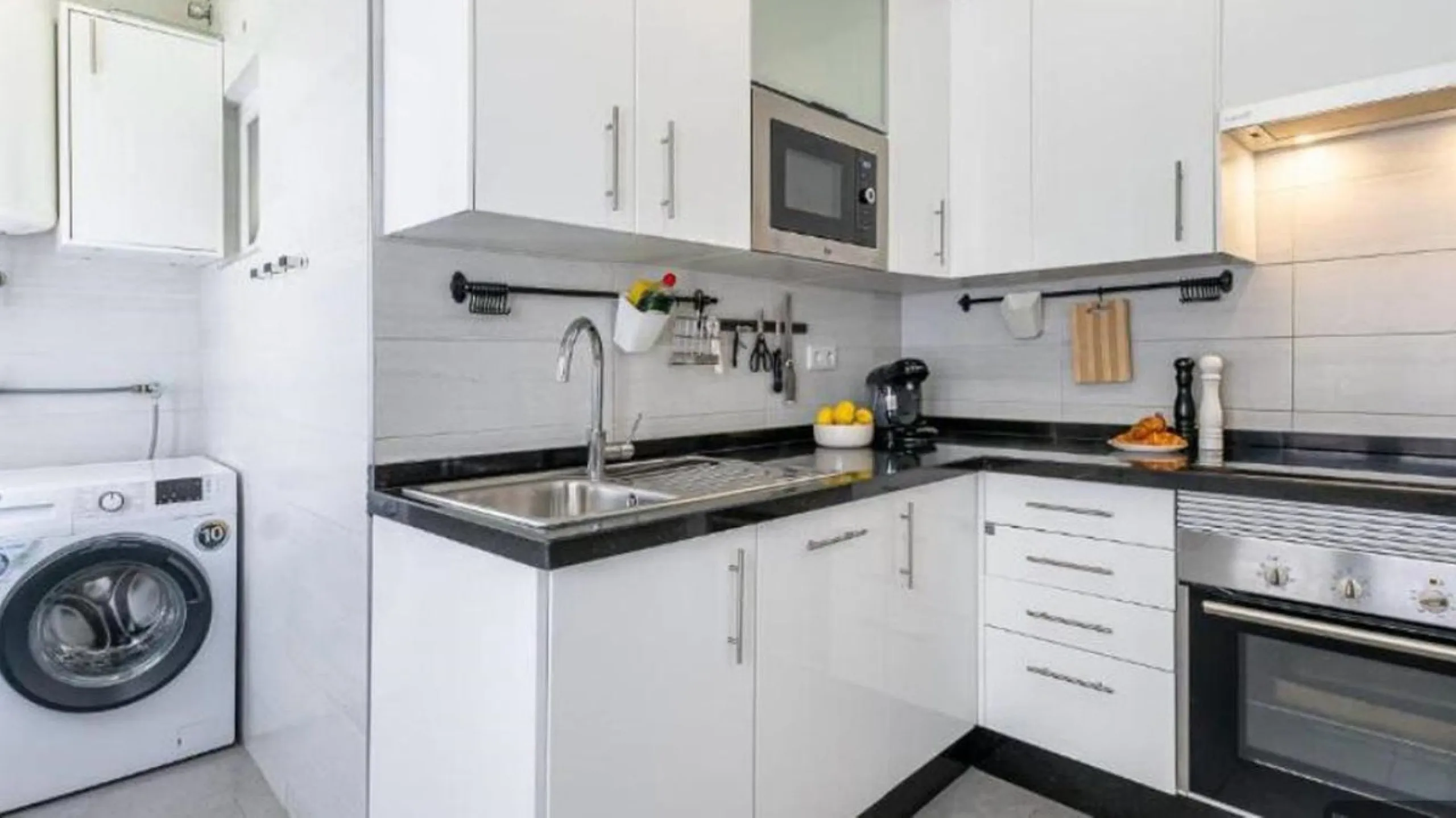 Unique opportunity. Bright 3-bedroom flat with a valid licence for tourist rental. Recently refurbished, located in the heart of Marbella, a few metres from the central market, Calle del Peral, the emblematic Plaza de los Naranjos and a 5-minute walk from