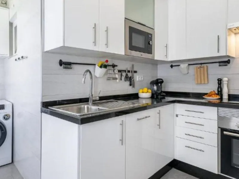 Unique opportunity. Bright 3-bedroom flat with a valid licence for tourist rental. Recently refurbished, located in the heart of Marbella, a few metres from the central market, Calle del Peral, the emblematic Plaza de los Naranjos and a 5-minute walk from