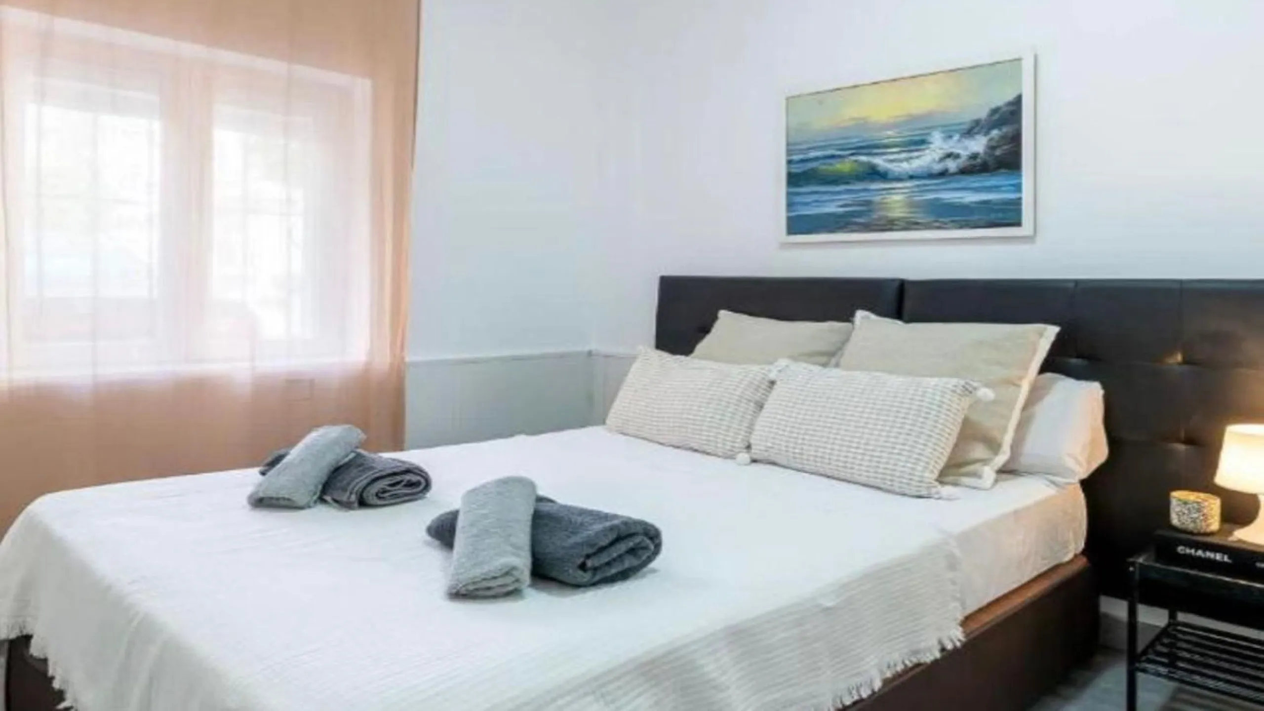 Unique opportunity. Bright 3-bedroom flat with a valid licence for tourist rental. Recently refurbished, located in the heart of Marbella, a few metres from the central market, Calle del Peral, the emblematic Plaza de los Naranjos and a 5-minute walk from