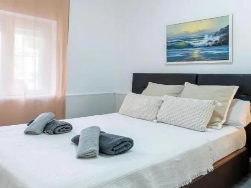 Unique opportunity. Bright 3-bedroom flat with a valid licence for tourist rental. Recently refurbished, located in the heart of Marbella, a few metres from the central market, Calle del Peral, the emblematic Plaza de los Naranjos and a 5-minute walk from