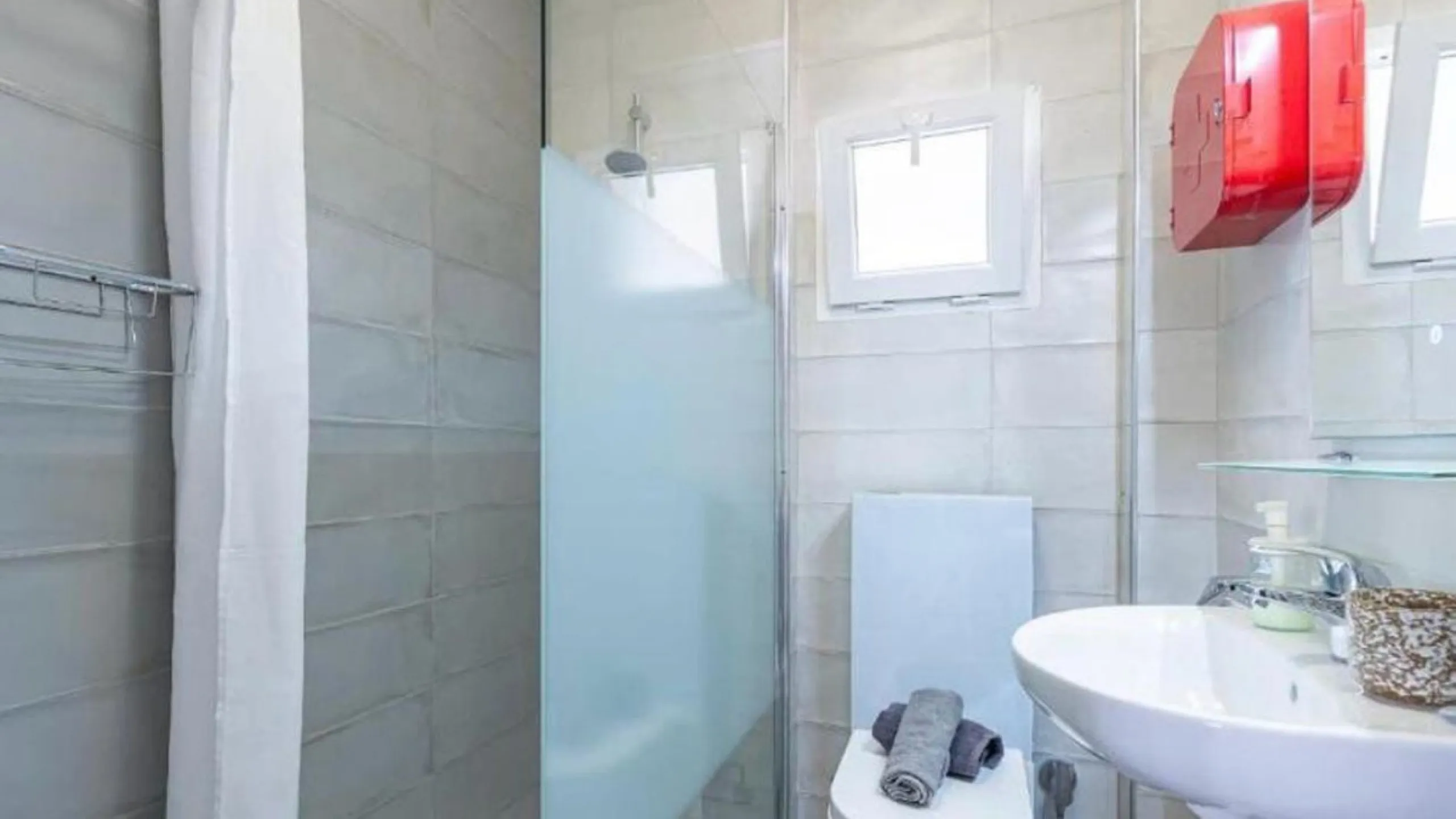 Unique opportunity. Bright 3-bedroom flat with a valid licence for tourist rental. Recently refurbished, located in the heart of Marbella, a few metres from the central market, Calle del Peral, the emblematic Plaza de los Naranjos and a 5-minute walk from