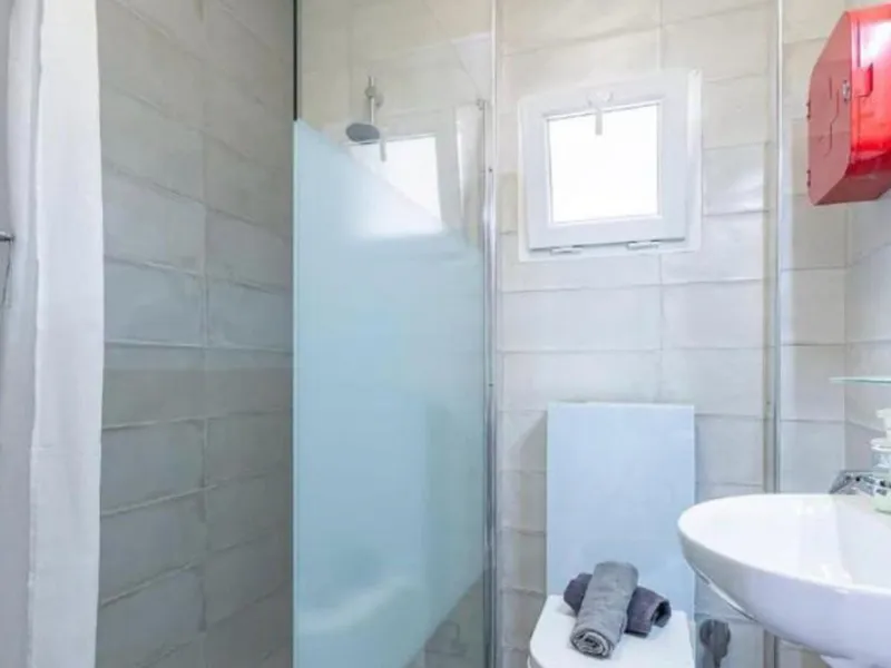Unique opportunity. Bright 3-bedroom flat with a valid licence for tourist rental. Recently refurbished, located in the heart of Marbella, a few metres from the central market, Calle del Peral, the emblematic Plaza de los Naranjos and a 5-minute walk from
