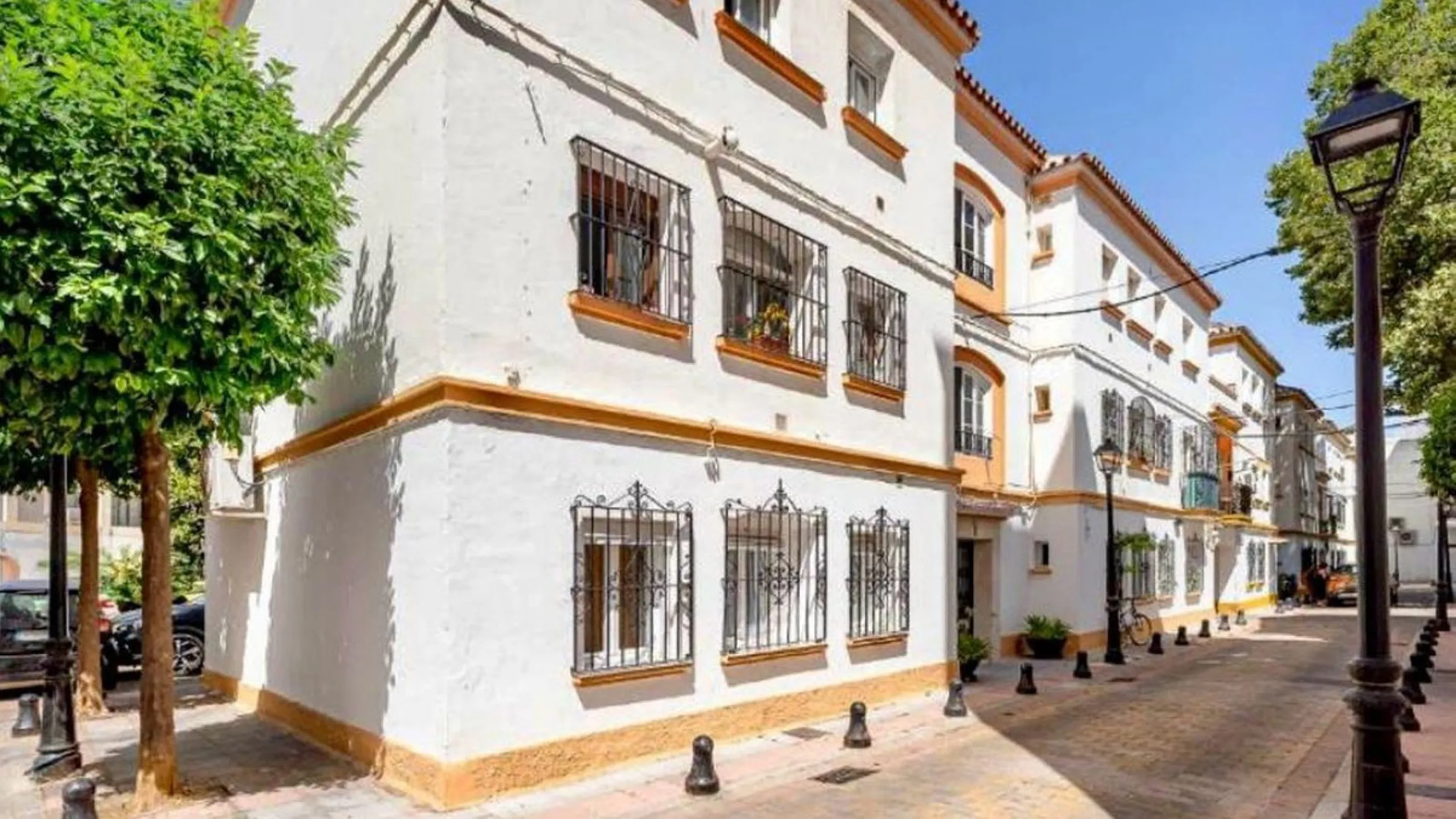 Unique opportunity. Bright 3-bedroom flat with a valid licence for tourist rental. Recently refurbished, located in the heart of Marbella, a few metres from the central market, Calle del Peral, the emblematic Plaza de los Naranjos and a 5-minute walk from