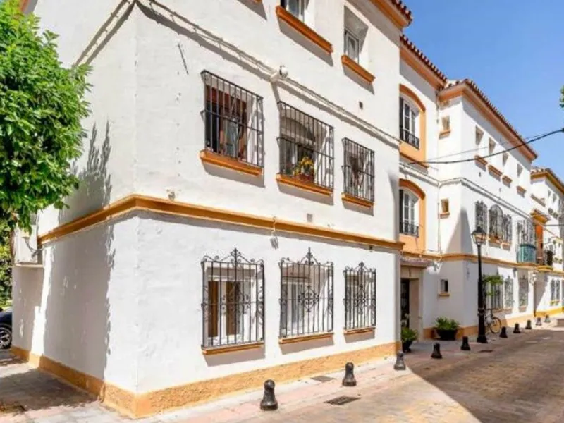 Unique opportunity. Bright 3-bedroom flat with a valid licence for tourist rental. Recently refurbished, located in the heart of Marbella, a few metres from the central market, Calle del Peral, the emblematic Plaza de los Naranjos and a 5-minute walk from