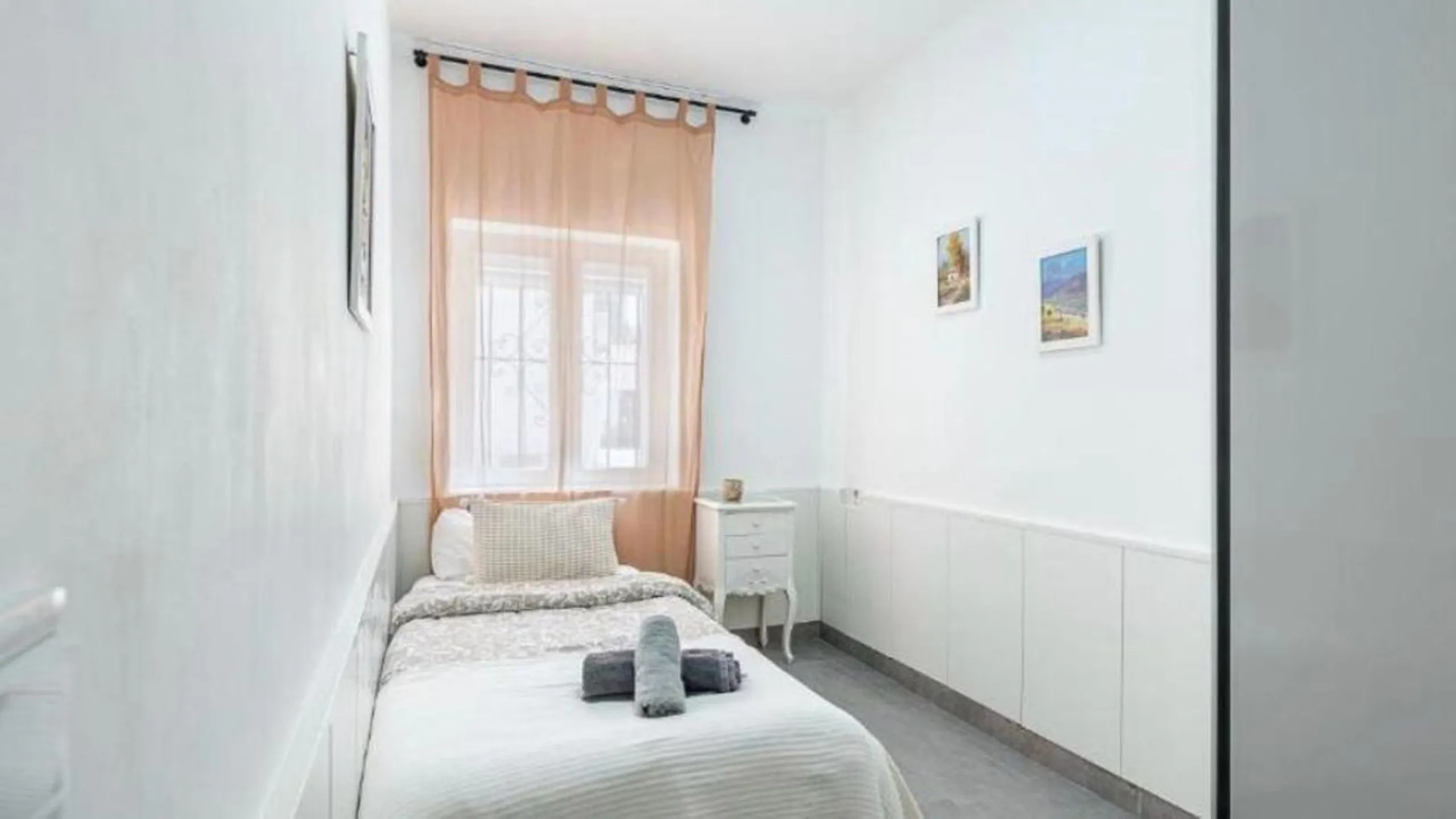 Unique opportunity. Bright 3-bedroom flat with a valid licence for tourist rental. Recently refurbished, located in the heart of Marbella, a few metres from the central market, Calle del Peral, the emblematic Plaza de los Naranjos and a 5-minute walk from