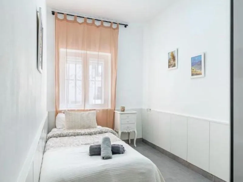 Unique opportunity. Bright 3-bedroom flat with a valid licence for tourist rental. Recently refurbished, located in the heart of Marbella, a few metres from the central market, Calle del Peral, the emblematic Plaza de los Naranjos and a 5-minute walk from