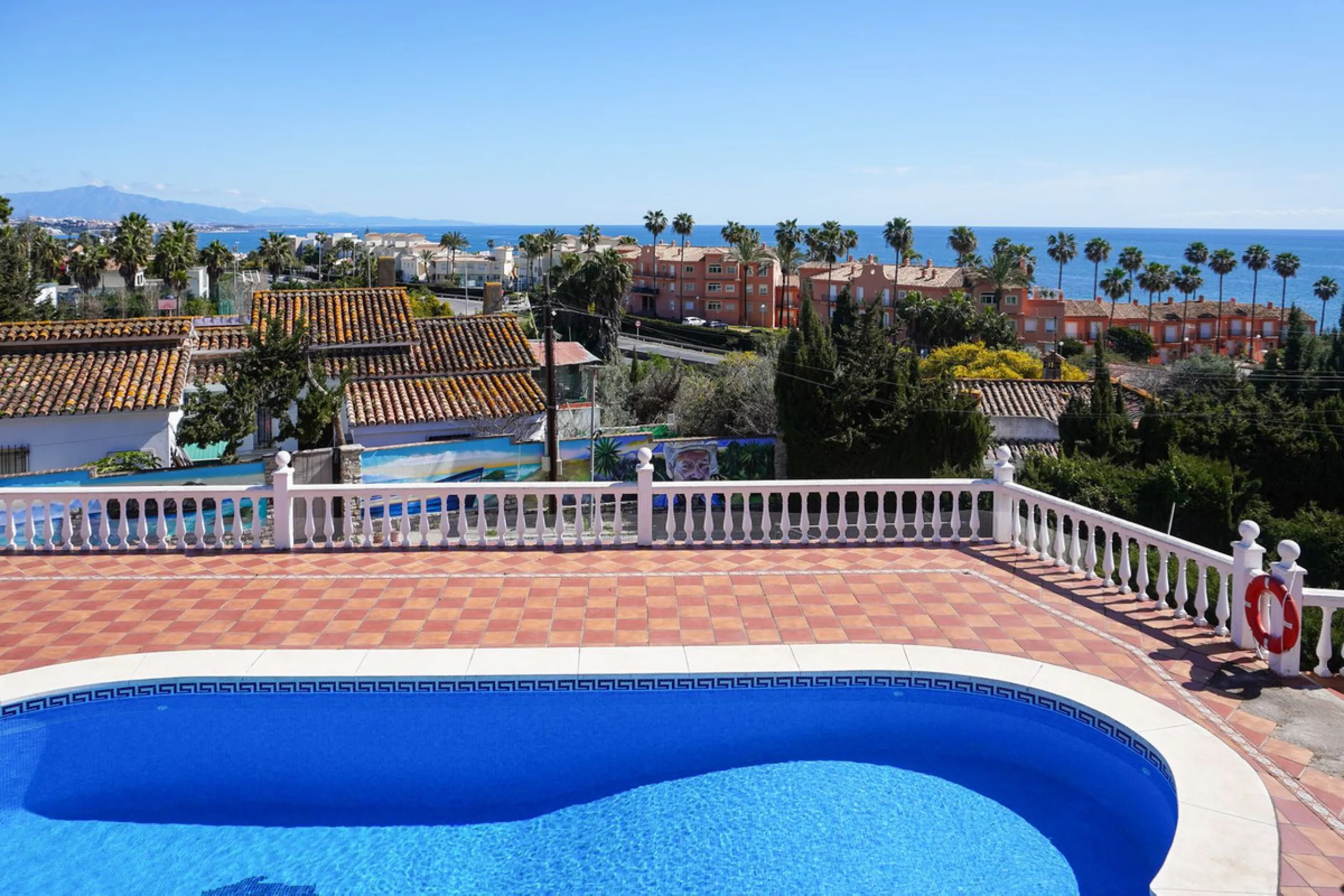Villa with 1,500 m² Plot and Sea Views in Estepona – A Unique Opportunity with Great Potential