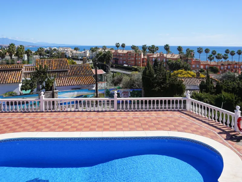 Villa with 1,500 m² Plot and Sea Views in Estepona – A Unique Opportunity with Great Potential