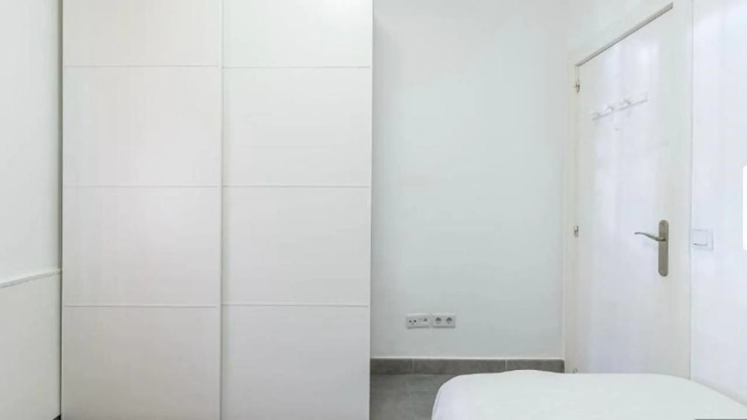 Unique opportunity. Bright 3-bedroom flat with a valid licence for tourist rental. Recently refurbished, located in the heart of Marbella, a few metres from the central market, Calle del Peral, the emblematic Plaza de los Naranjos and a 5-minute walk from