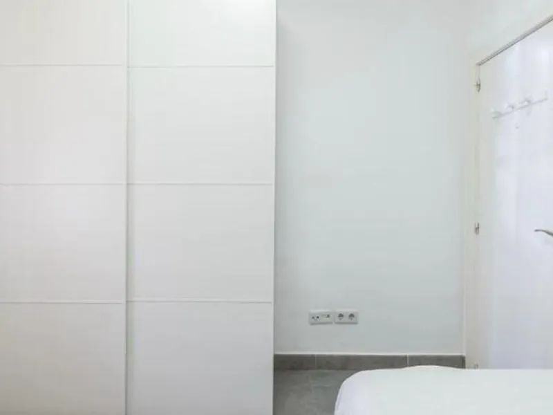 Unique opportunity. Bright 3-bedroom flat with a valid licence for tourist rental. Recently refurbished, located in the heart of Marbella, a few metres from the central market, Calle del Peral, the emblematic Plaza de los Naranjos and a 5-minute walk from