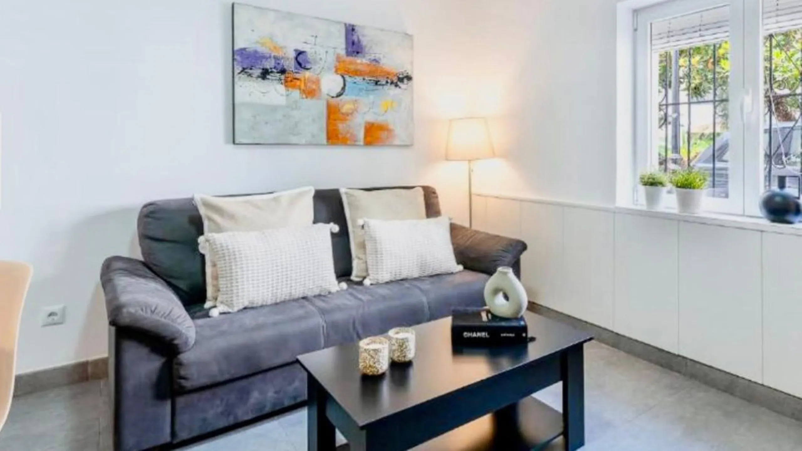 Unique opportunity. Bright 3-bedroom flat with a valid licence for tourist rental. Recently refurbished, located in the heart of Marbella, a few metres from the central market, Calle del Peral, the emblematic Plaza de los Naranjos and a 5-minute walk from