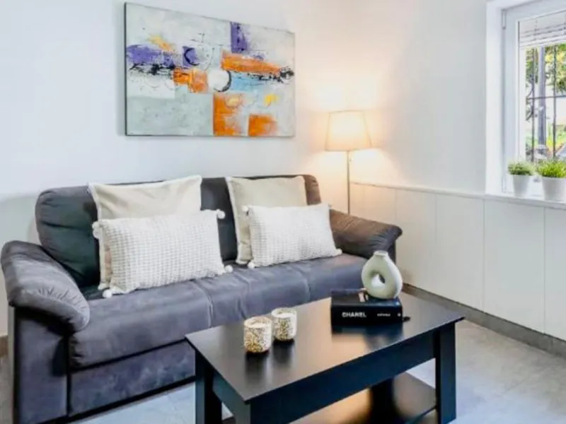 Unique opportunity. Bright 3-bedroom flat with a valid licence for tourist rental. Recently refurbished, located in the heart of Marbella, a few metres from the central market, Calle del Peral, the emblematic Plaza de los Naranjos and a 5-minute walk from