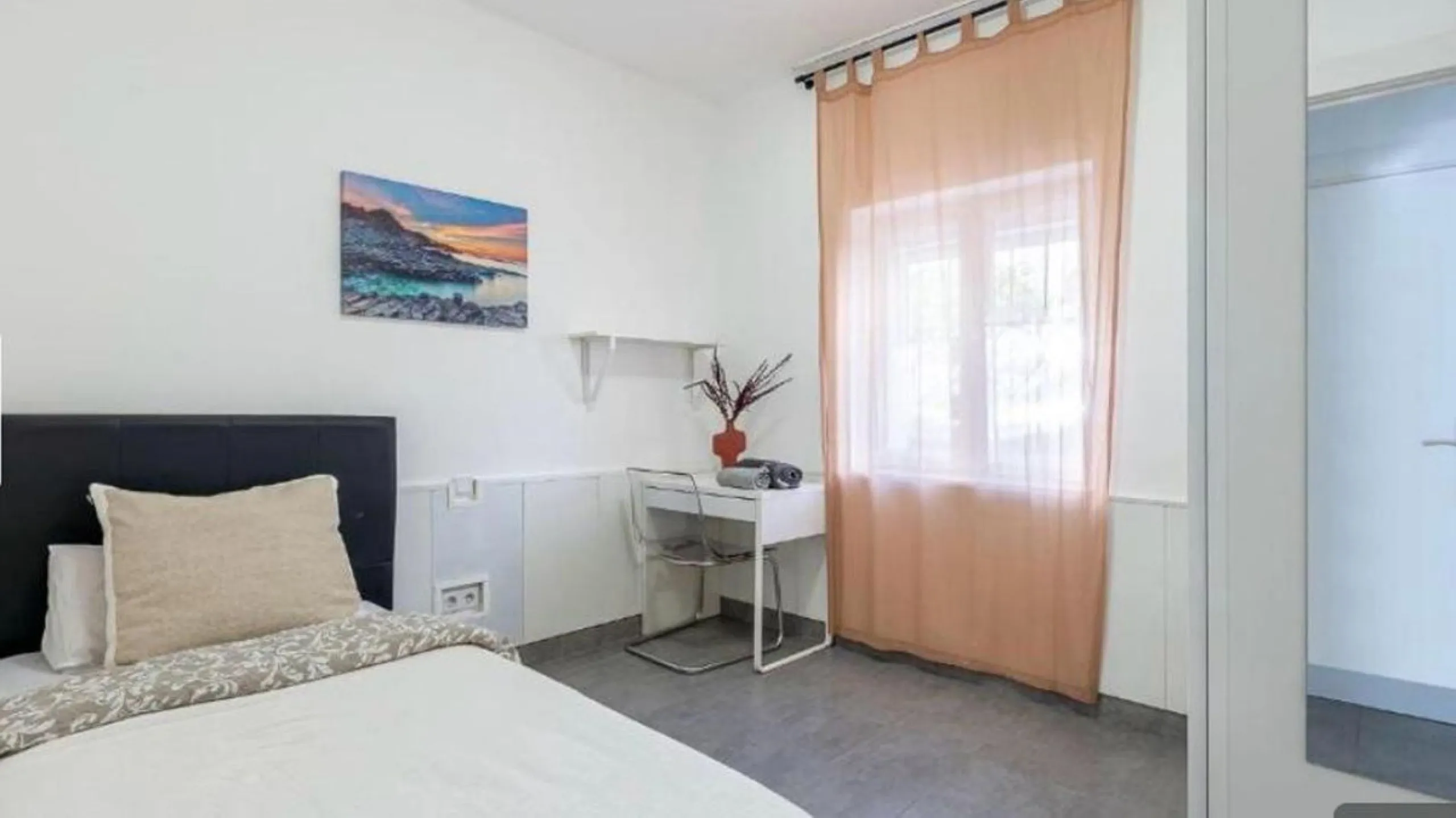 Unique opportunity. Bright 3-bedroom flat with a valid licence for tourist rental. Recently refurbished, located in the heart of Marbella, a few metres from the central market, Calle del Peral, the emblematic Plaza de los Naranjos and a 5-minute walk from