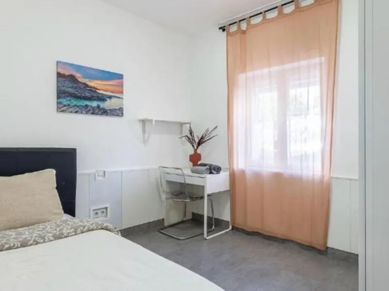 Unique opportunity. Bright 3-bedroom flat with a valid licence for tourist rental. Recently refurbished, located in the heart of Marbella, a few metres from the central market, Calle del Peral, the emblematic Plaza de los Naranjos and a 5-minute walk from