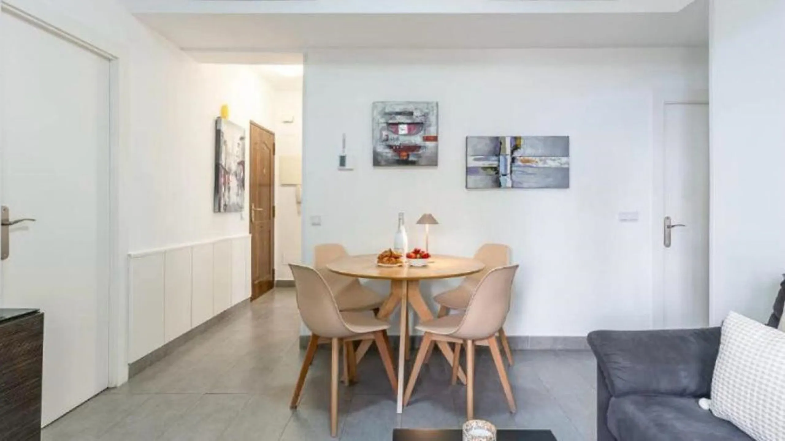 Unique opportunity. Bright 3-bedroom flat with a valid licence for tourist rental. Recently refurbished, located in the heart of Marbella, a few metres from the central market, Calle del Peral, the emblematic Plaza de los Naranjos and a 5-minute walk from