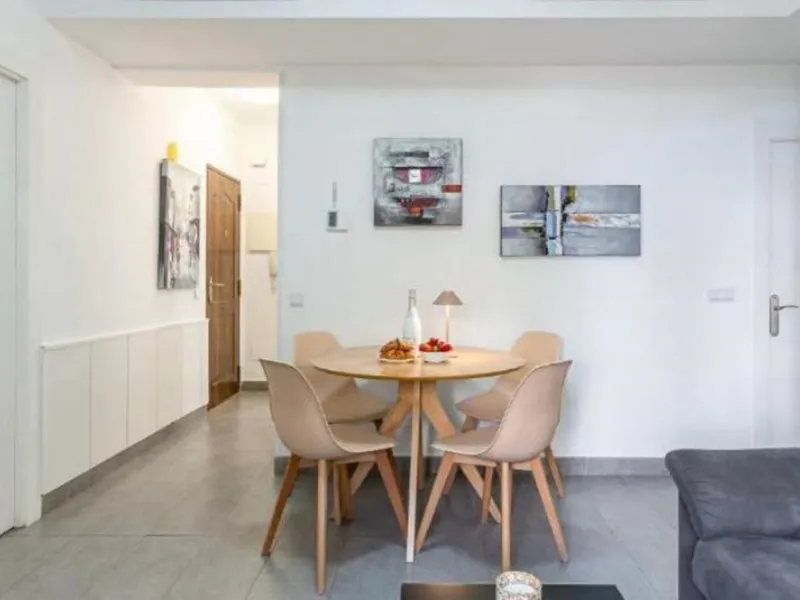 Unique opportunity. Bright 3-bedroom flat with a valid licence for tourist rental. Recently refurbished, located in the heart of Marbella, a few metres from the central market, Calle del Peral, the emblematic Plaza de los Naranjos and a 5-minute walk from