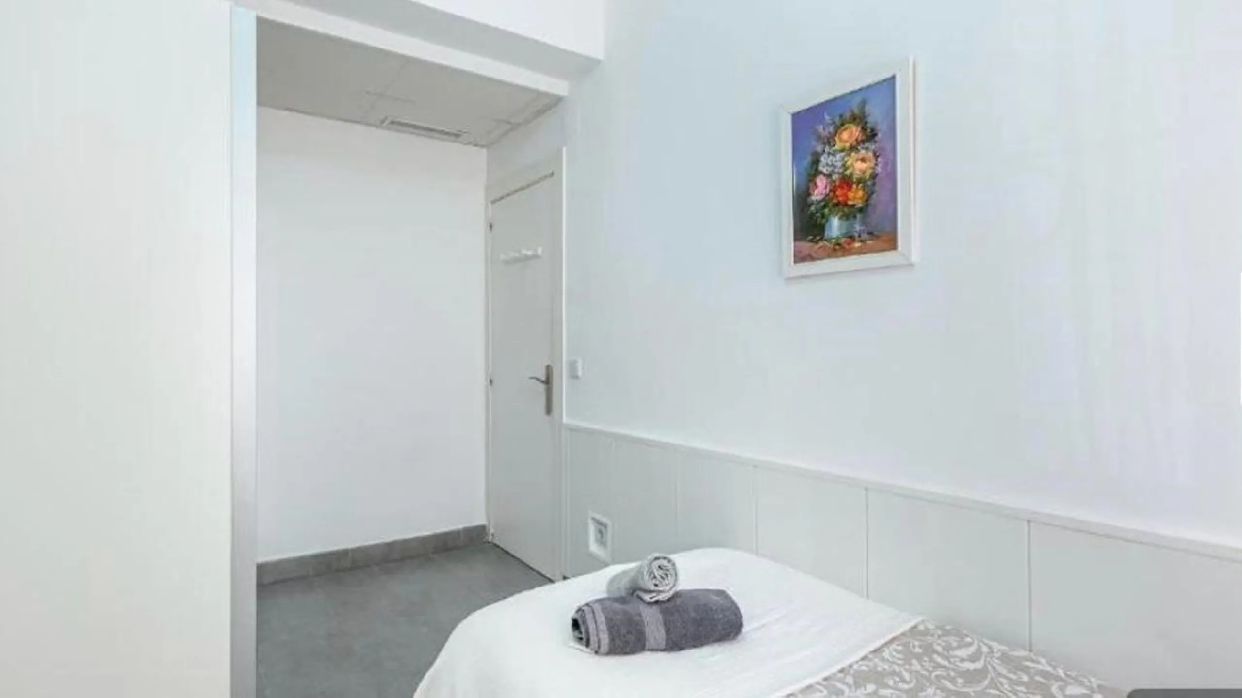 Unique opportunity. Bright 3-bedroom flat with a valid licence for tourist rental. Recently refurbished, located in the heart of Marbella, a few metres from the central market, Calle del Peral, the emblematic Plaza de los Naranjos and a 5-minute walk from