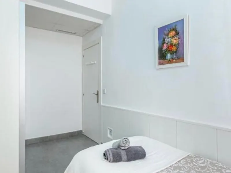 Unique opportunity. Bright 3-bedroom flat with a valid licence for tourist rental. Recently refurbished, located in the heart of Marbella, a few metres from the central market, Calle del Peral, the emblematic Plaza de los Naranjos and a 5-minute walk from