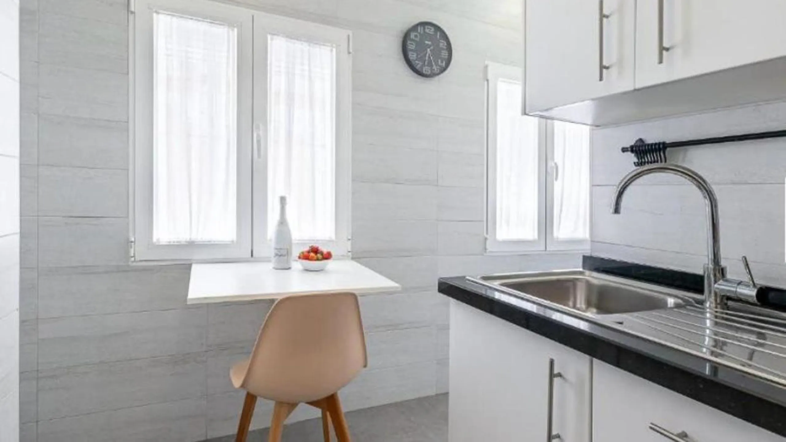 Unique opportunity. Bright 3-bedroom flat with a valid licence for tourist rental. Recently refurbished, located in the heart of Marbella, a few metres from the central market, Calle del Peral, the emblematic Plaza de los Naranjos and a 5-minute walk from