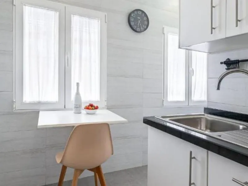 Unique opportunity. Bright 3-bedroom flat with a valid licence for tourist rental. Recently refurbished, located in the heart of Marbella, a few metres from the central market, Calle del Peral, the emblematic Plaza de los Naranjos and a 5-minute walk from