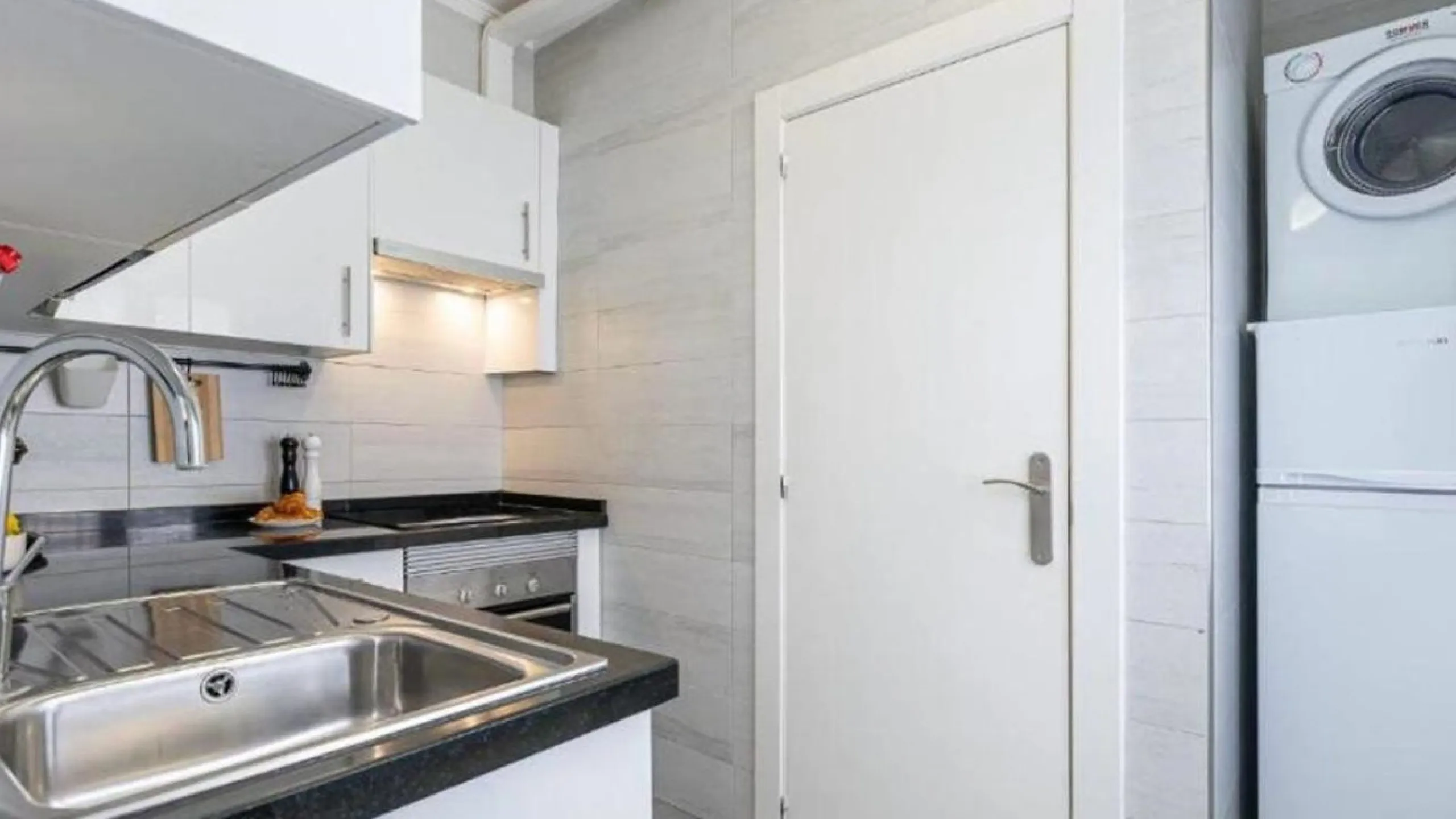 Unique opportunity. Bright 3-bedroom flat with a valid licence for tourist rental. Recently refurbished, located in the heart of Marbella, a few metres from the central market, Calle del Peral, the emblematic Plaza de los Naranjos and a 5-minute walk from