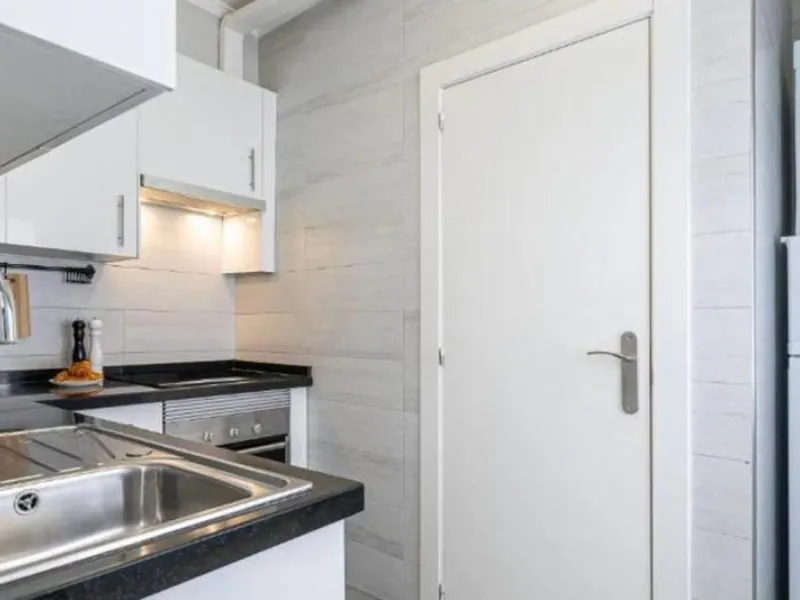 Unique opportunity. Bright 3-bedroom flat with a valid licence for tourist rental. Recently refurbished, located in the heart of Marbella, a few metres from the central market, Calle del Peral, the emblematic Plaza de los Naranjos and a 5-minute walk from