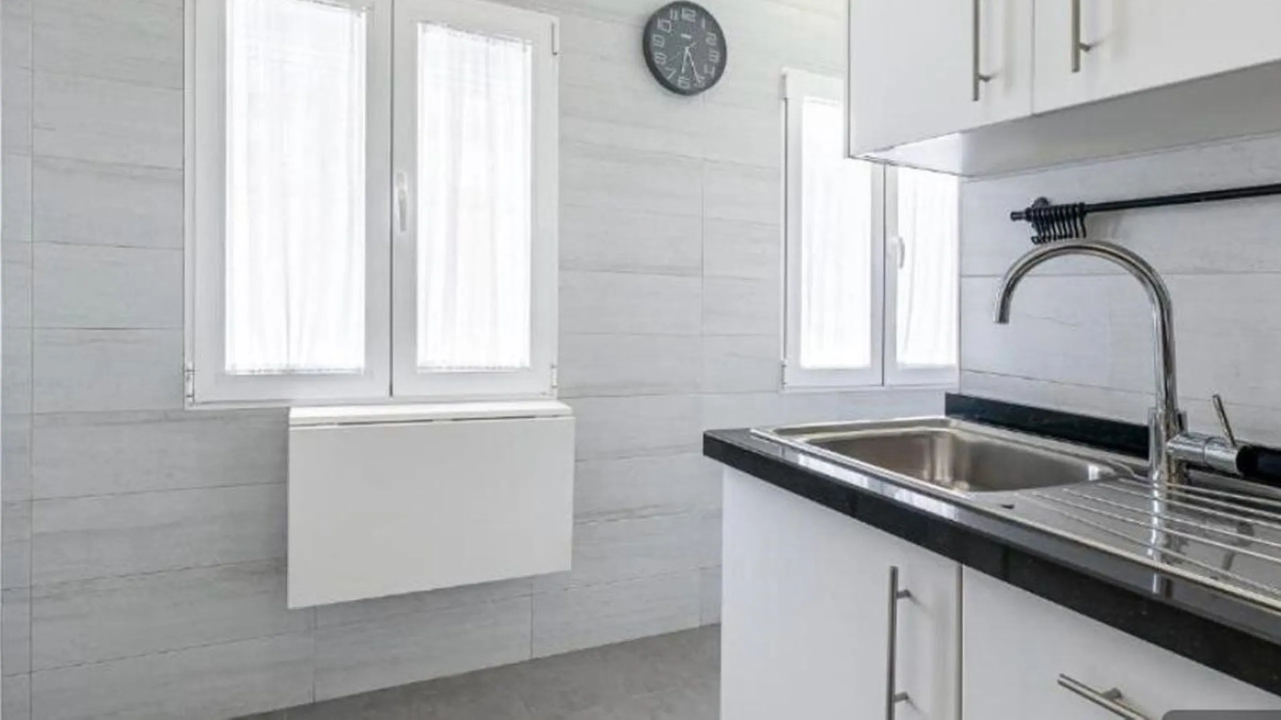 Unique opportunity. Bright 3-bedroom flat with a valid licence for tourist rental. Recently refurbished, located in the heart of Marbella, a few metres from the central market, Calle del Peral, the emblematic Plaza de los Naranjos and a 5-minute walk from