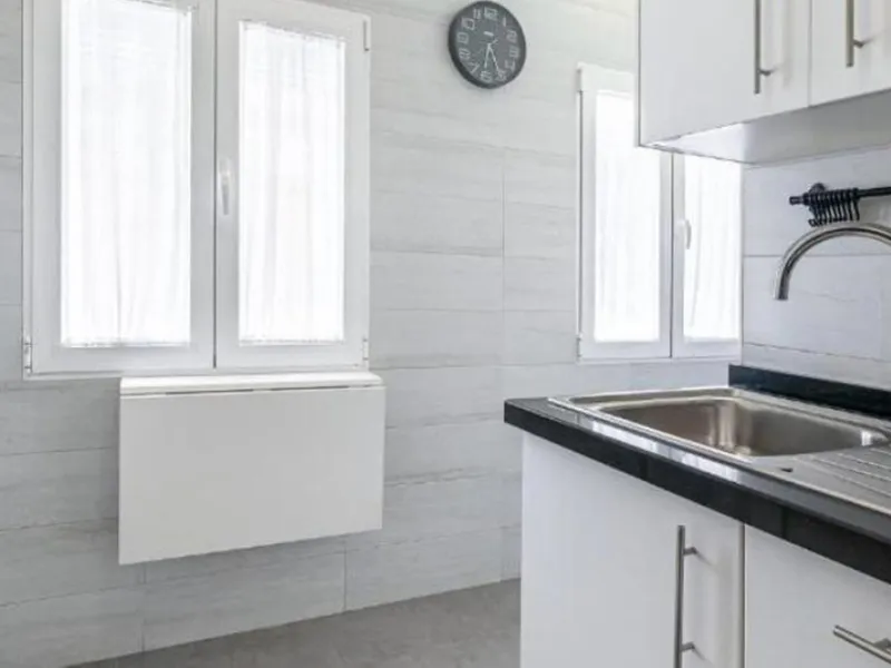 Unique opportunity. Bright 3-bedroom flat with a valid licence for tourist rental. Recently refurbished, located in the heart of Marbella, a few metres from the central market, Calle del Peral, the emblematic Plaza de los Naranjos and a 5-minute walk from