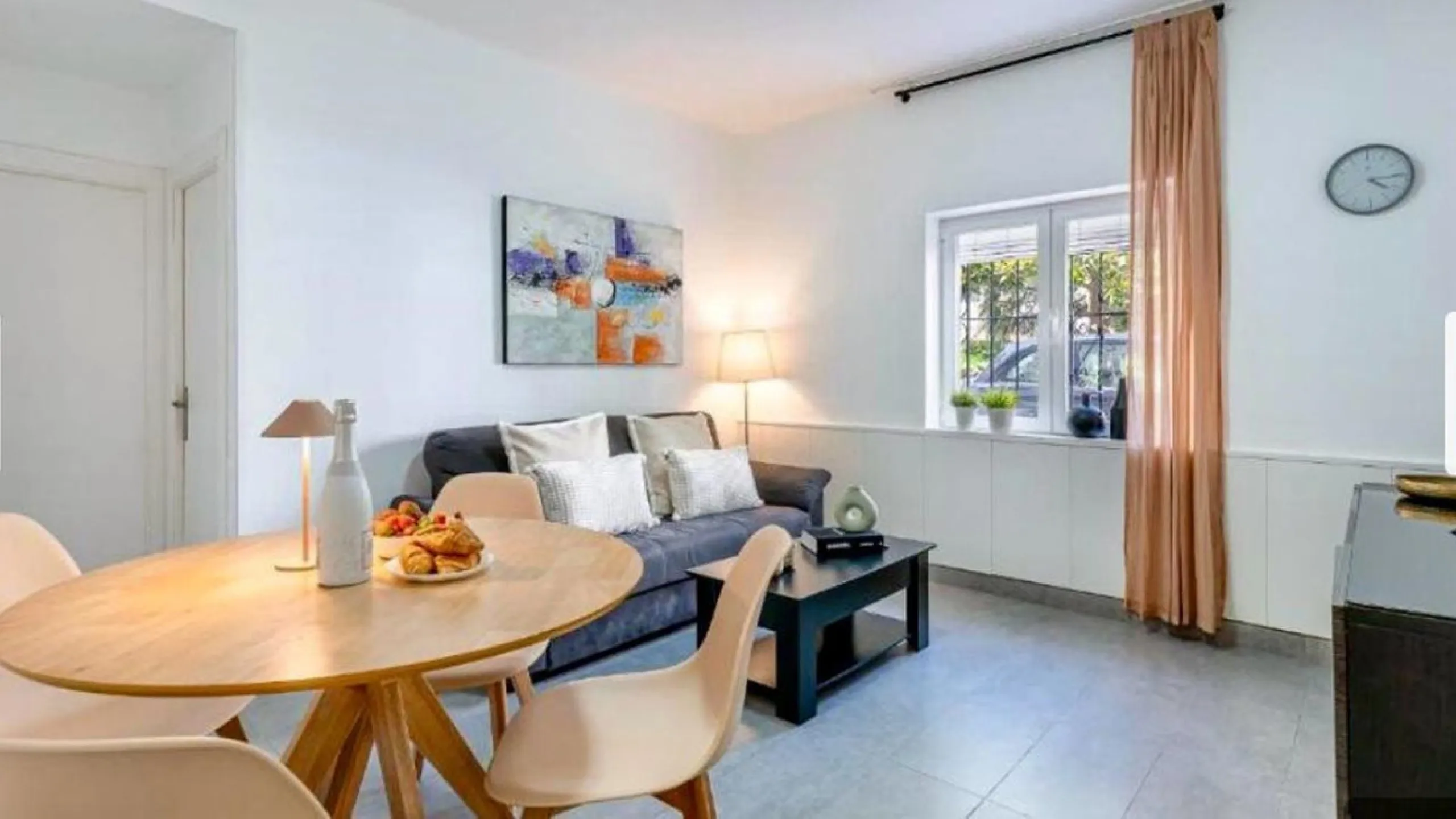 Unique opportunity. Bright 3-bedroom flat with a valid licence for tourist rental. Recently refurbished, located in the heart of Marbella, a few metres from the central market, Calle del Peral, the emblematic Plaza de los Naranjos and a 5-minute walk from