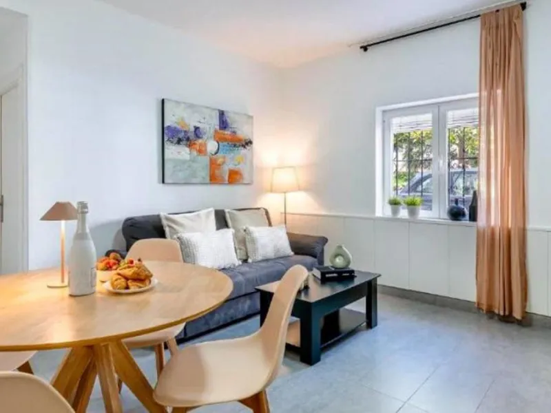 Unique opportunity. Bright 3-bedroom flat with a valid licence for tourist rental. Recently refurbished, located in the heart of Marbella, a few metres from the central market, Calle del Peral, the emblematic Plaza de los Naranjos and a 5-minute walk from