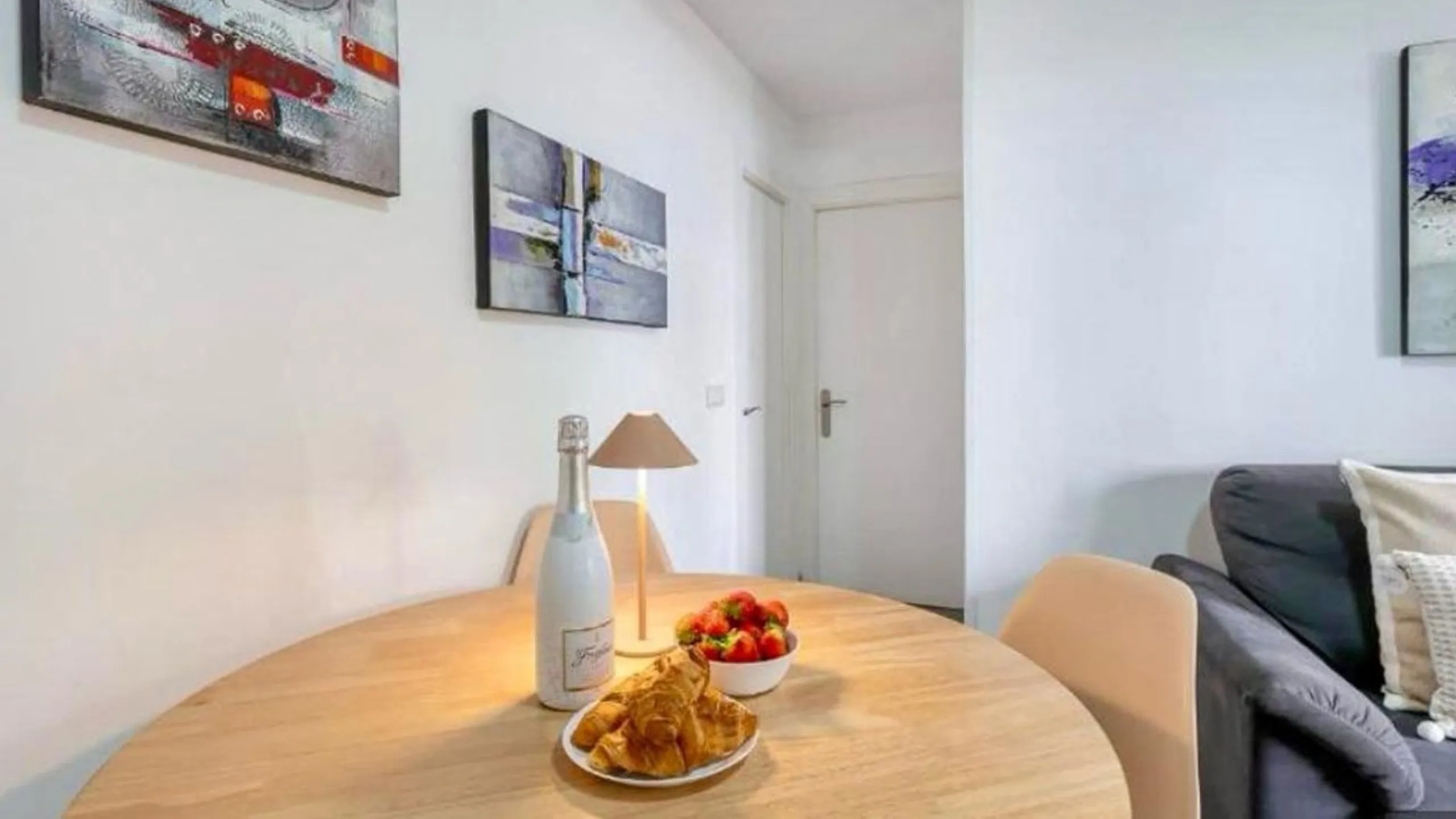 Unique opportunity. Bright 3-bedroom flat with a valid licence for tourist rental. Recently refurbished, located in the heart of Marbella, a few metres from the central market, Calle del Peral, the emblematic Plaza de los Naranjos and a 5-minute walk from