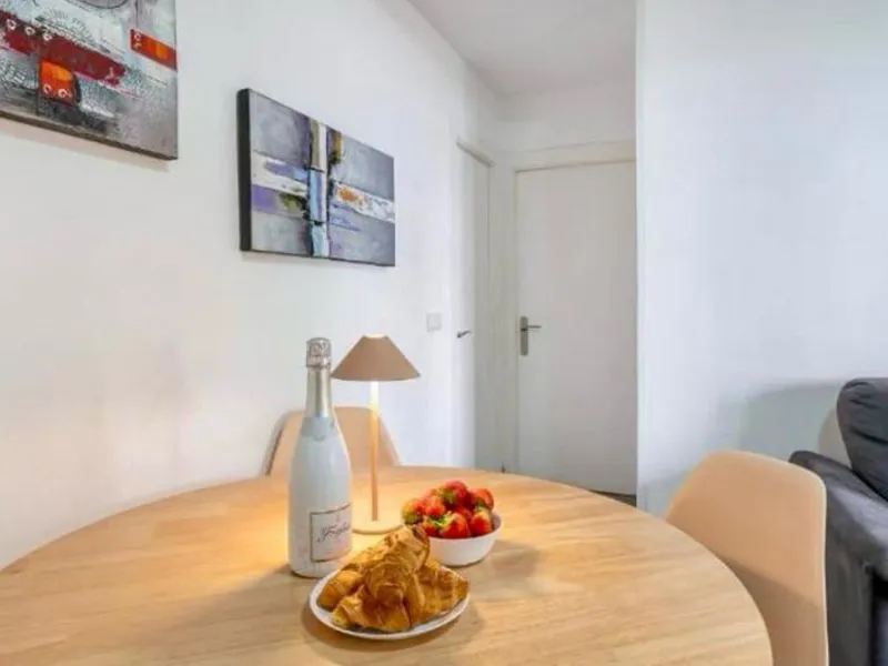 Unique opportunity. Bright 3-bedroom flat with a valid licence for tourist rental. Recently refurbished, located in the heart of Marbella, a few metres from the central market, Calle del Peral, the emblematic Plaza de los Naranjos and a 5-minute walk from