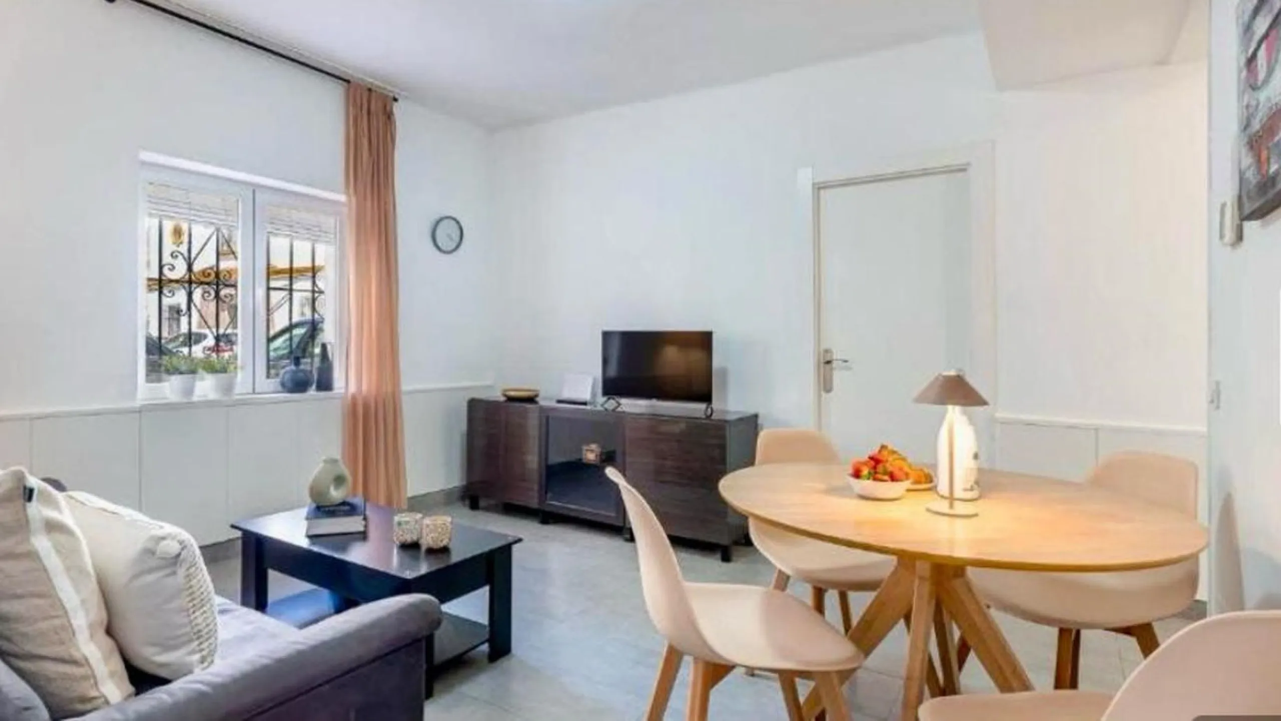 Unique opportunity. Bright 3-bedroom flat with a valid licence for tourist rental. Recently refurbished, located in the heart of Marbella, a few metres from the central market, Calle del Peral, the emblematic Plaza de los Naranjos and a 5-minute walk from