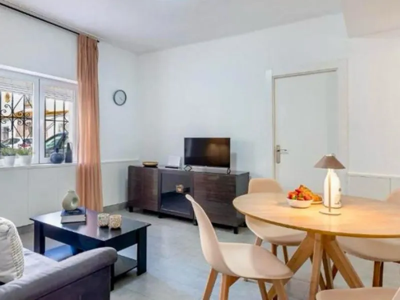 Unique opportunity. Bright 3-bedroom flat with a valid licence for tourist rental. Recently refurbished, located in the heart of Marbella, a few metres from the central market, Calle del Peral, the emblematic Plaza de los Naranjos and a 5-minute walk from
