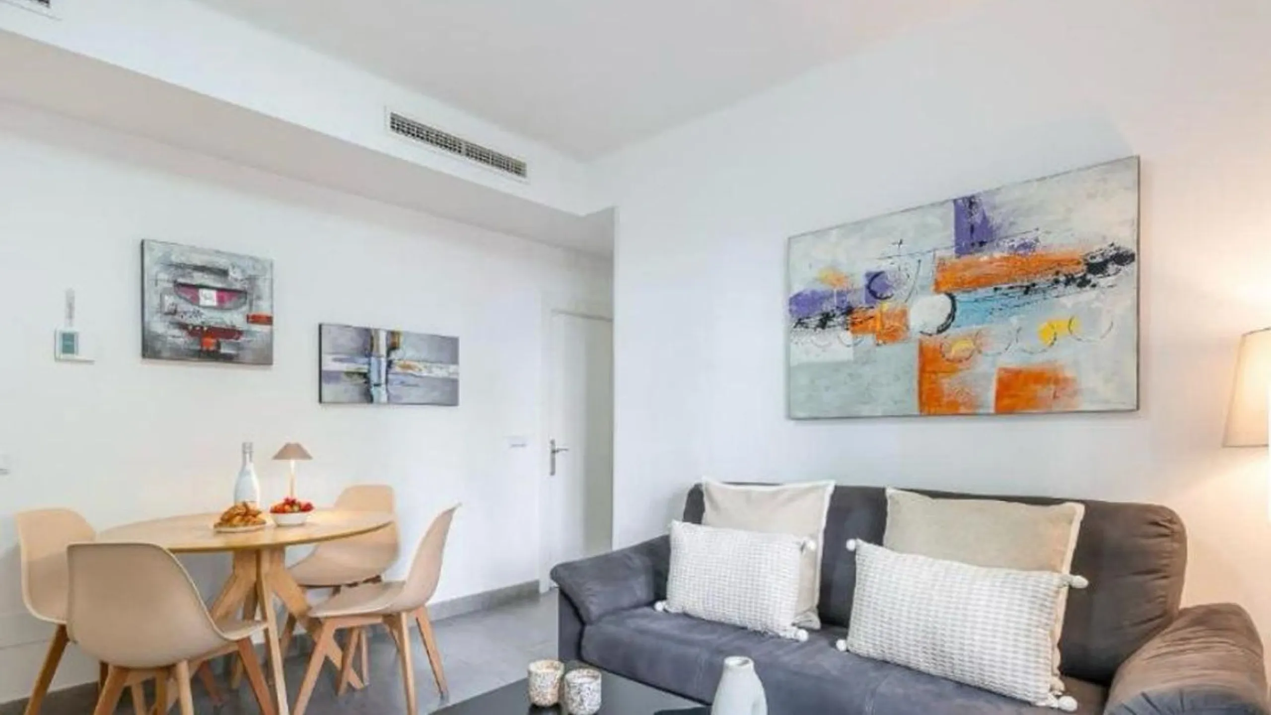 Unique opportunity. Bright 3-bedroom flat with a valid licence for tourist rental. Recently refurbished, located in the heart of Marbella, a few metres from the central market, Calle del Peral, the emblematic Plaza de los Naranjos and a 5-minute walk from