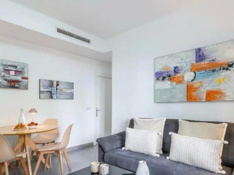 Unique opportunity. Bright 3-bedroom flat with a valid licence for tourist rental. Recently refurbished, located in the heart of Marbella, a few metres from the central market, Calle del Peral, the emblematic Plaza de los Naranjos and a 5-minute walk from
