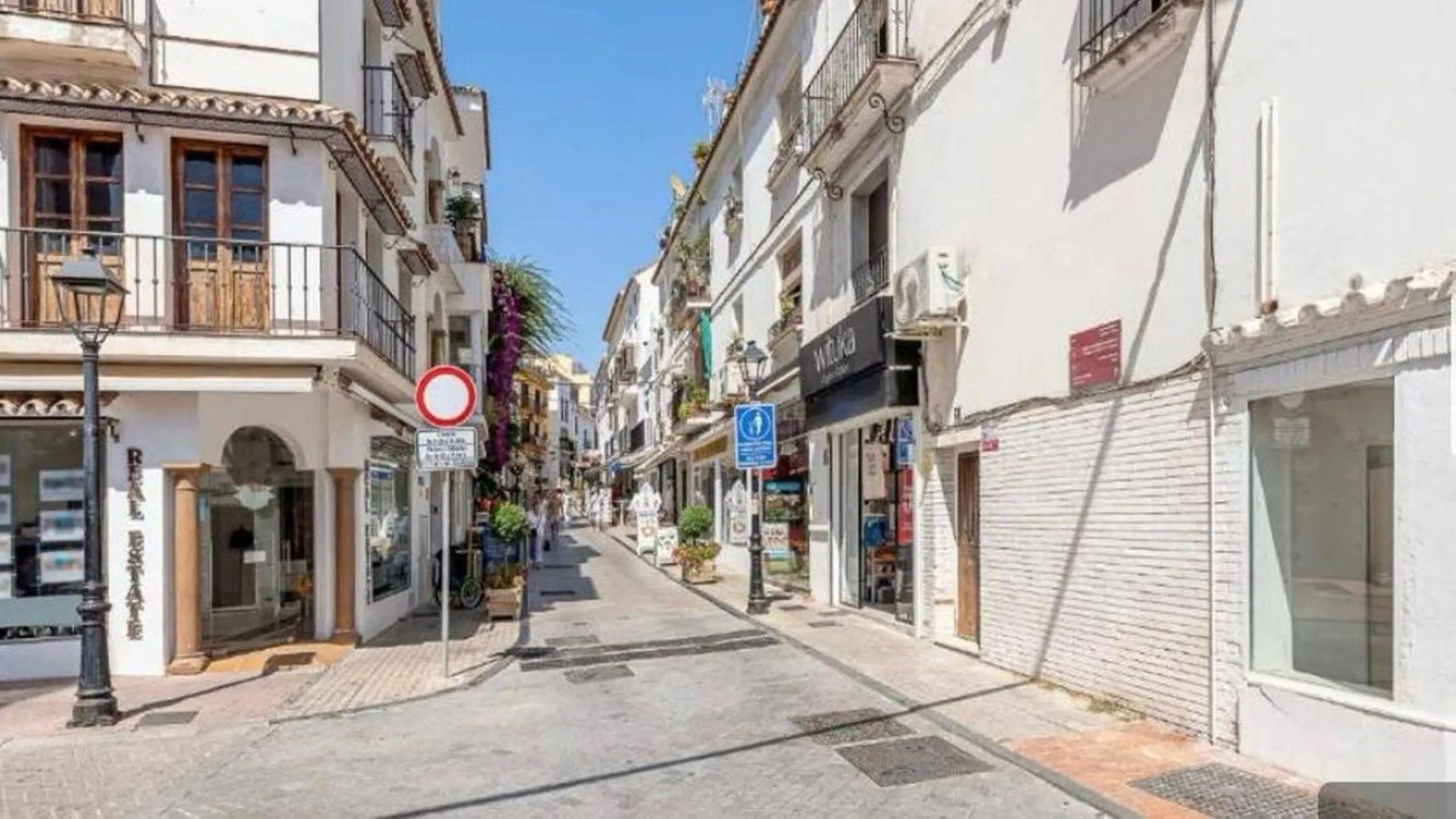Unique opportunity. Bright 3-bedroom flat with a valid licence for tourist rental. Recently refurbished, located in the heart of Marbella, a few metres from the central market, Calle del Peral, the emblematic Plaza de los Naranjos and a 5-minute walk from
