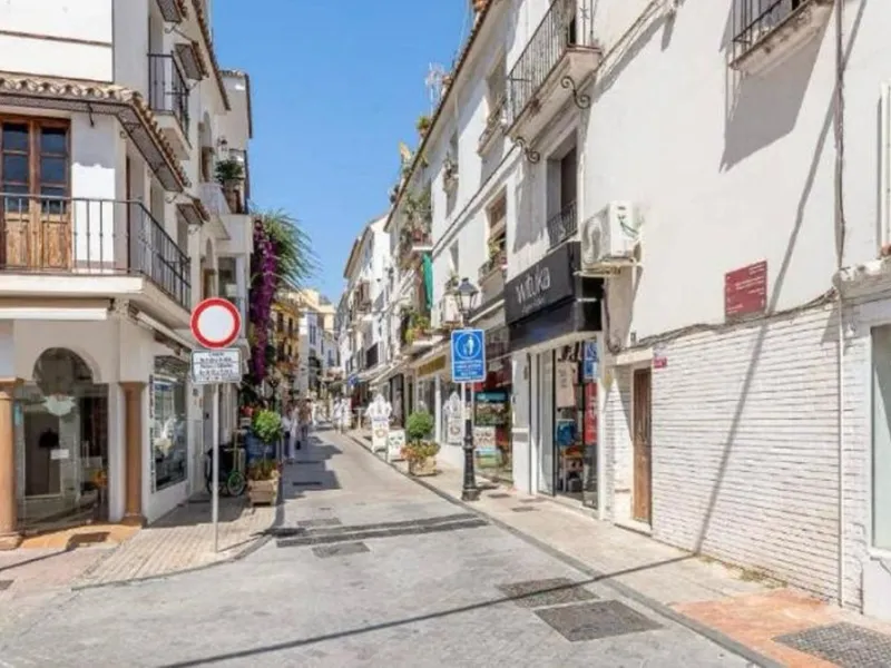 Unique opportunity. Bright 3-bedroom flat with a valid licence for tourist rental. Recently refurbished, located in the heart of Marbella, a few metres from the central market, Calle del Peral, the emblematic Plaza de los Naranjos and a 5-minute walk from