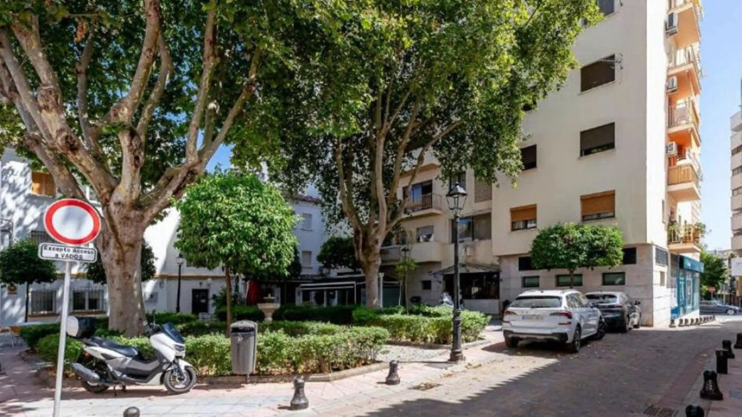 Unique opportunity. Bright 3-bedroom flat with a valid licence for tourist rental. Recently refurbished, located in the heart of Marbella, a few metres from the central market, Calle del Peral, the emblematic Plaza de los Naranjos and a 5-minute walk from