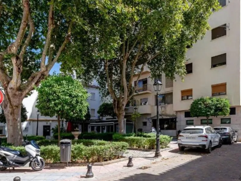 Unique opportunity. Bright 3-bedroom flat with a valid licence for tourist rental. Recently refurbished, located in the heart of Marbella, a few metres from the central market, Calle del Peral, the emblematic Plaza de los Naranjos and a 5-minute walk from