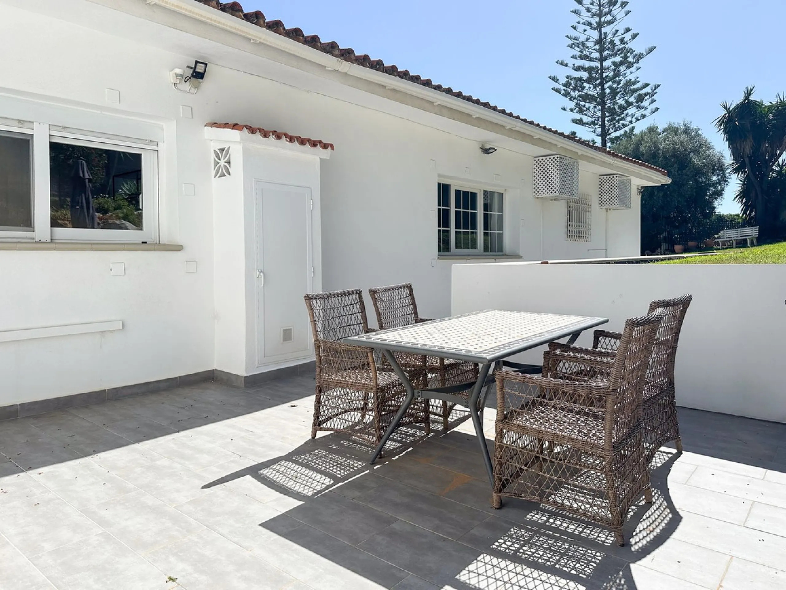 Villa with 1,500 m² Plot and Sea Views in Estepona – A Unique Opportunity with Great Potential