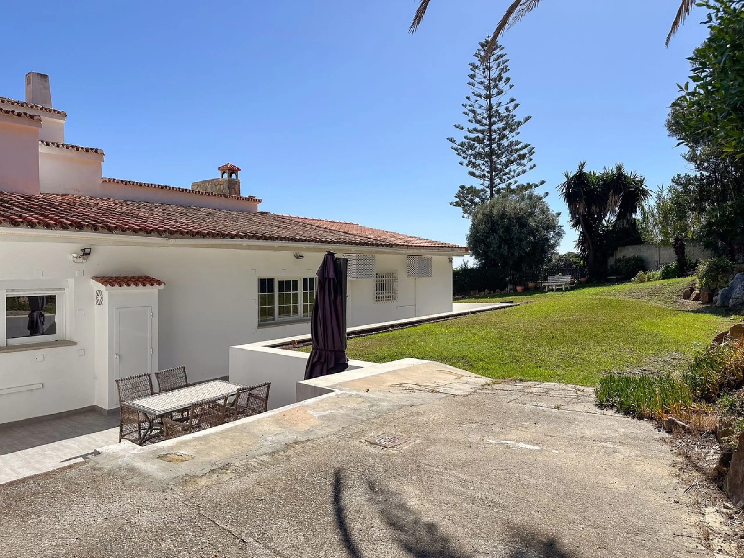 Villa with 1,500 m² Plot and Sea Views in Estepona – A Unique Opportunity with Great Potential