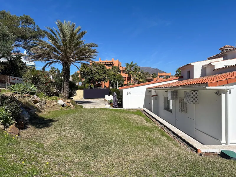 Villa with 1,500 m² Plot and Sea Views in Estepona – A Unique Opportunity with Great Potential